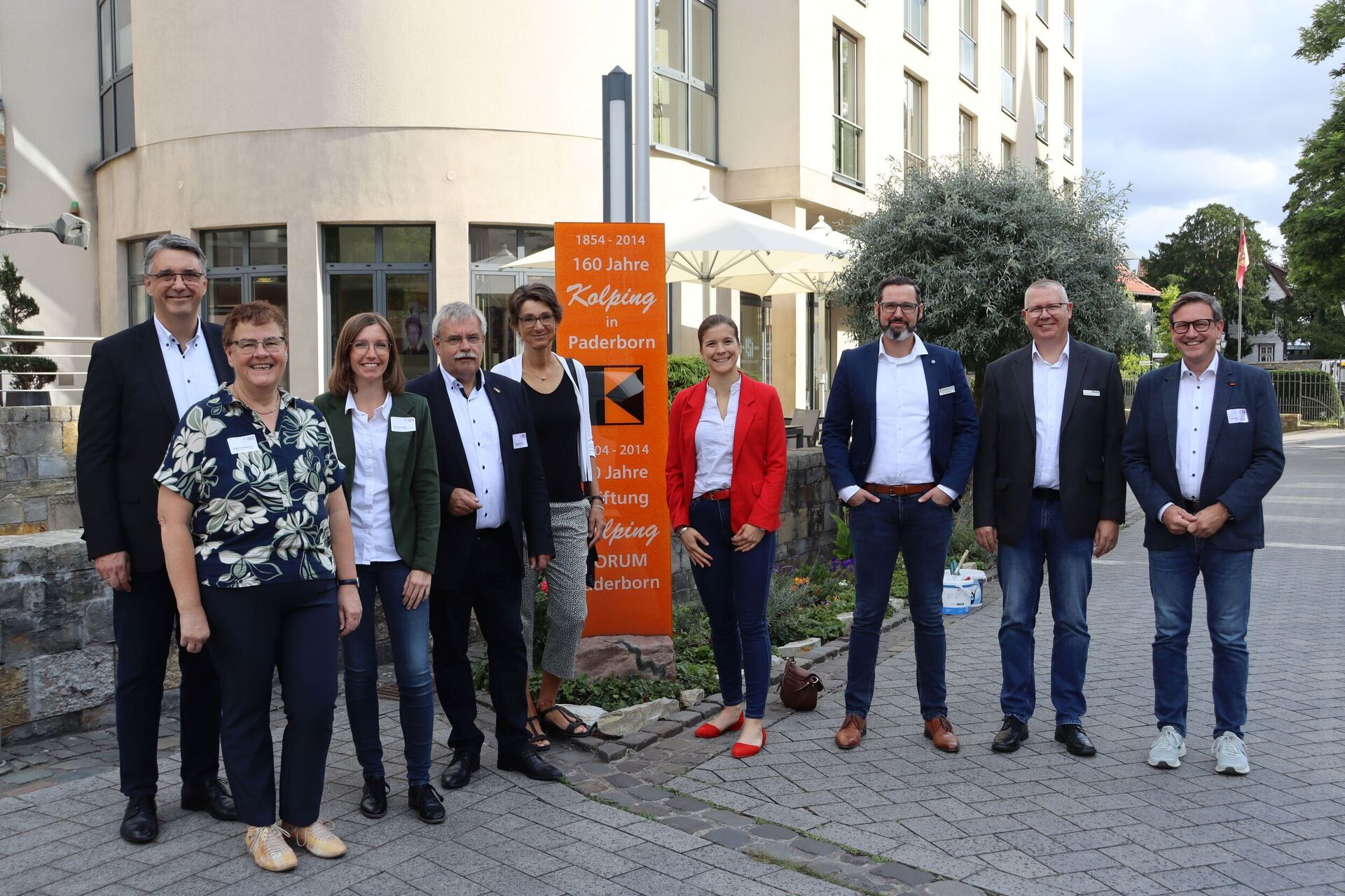 Die IBZ-Führung, Kooperationspartner und Vertreter*innen aus dem Gesellschafterkreis blickten gemeinsam bei einer Feierstunde im Hotel Aspethera auf 20 Jahre IBZ zurück. Unter ihnen die Festredner*innen Simke Stijohann (Fünfte von links), Patrick Beiersdorfer (Dritter von rechts), Burkhard Voß (Zweiter von rechts) und Ralph Peya (rechts).