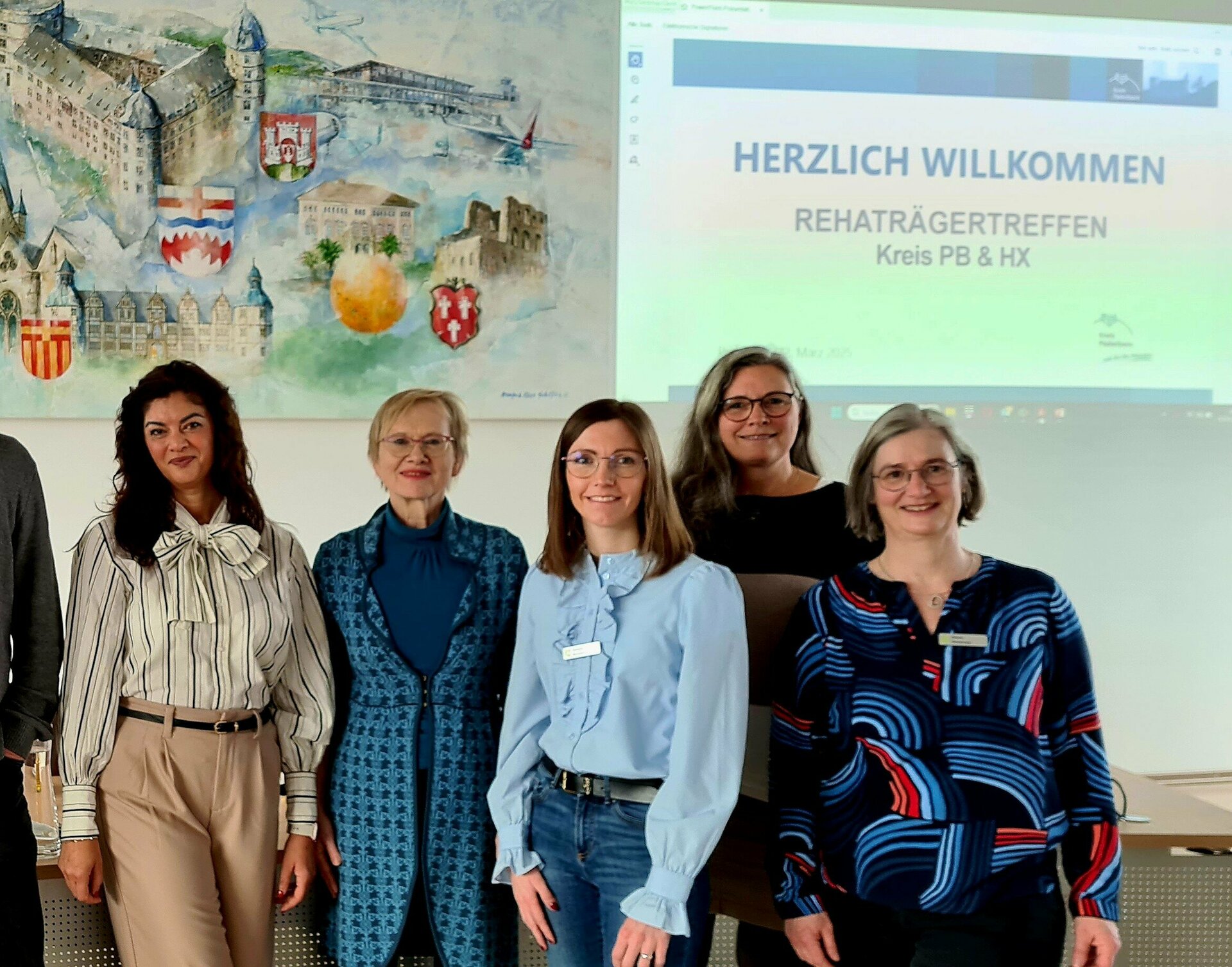 Vertreter der Reha-Träger aus Paderborn posieren für ein Gruppenfoto beim Reha-Träger-Treffen.