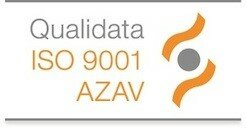Das Qualidata ISO 9001 AZV-Logo besteht aus einem grauen Kreis mit einer orangefarbenen Welle und dem Text "Qualidata ISO 9001 AZV" in orange.